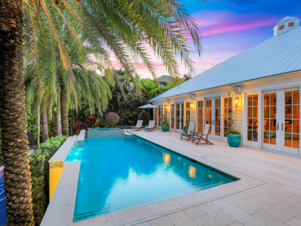 Luxurious Retreat with a Pool in Olde Naples, Steps from the Beach